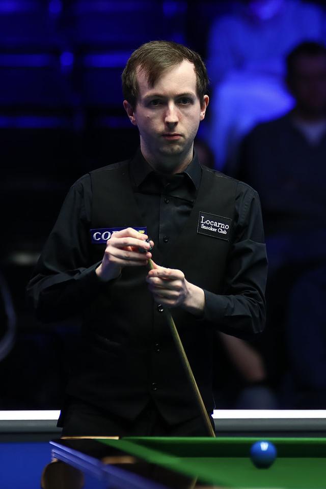 落井下石的 落井下石的